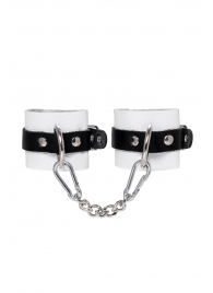 Бело-черные кожаные наручники с одним ремешком с люверсами - Pecado - купить с доставкой в Черкесске